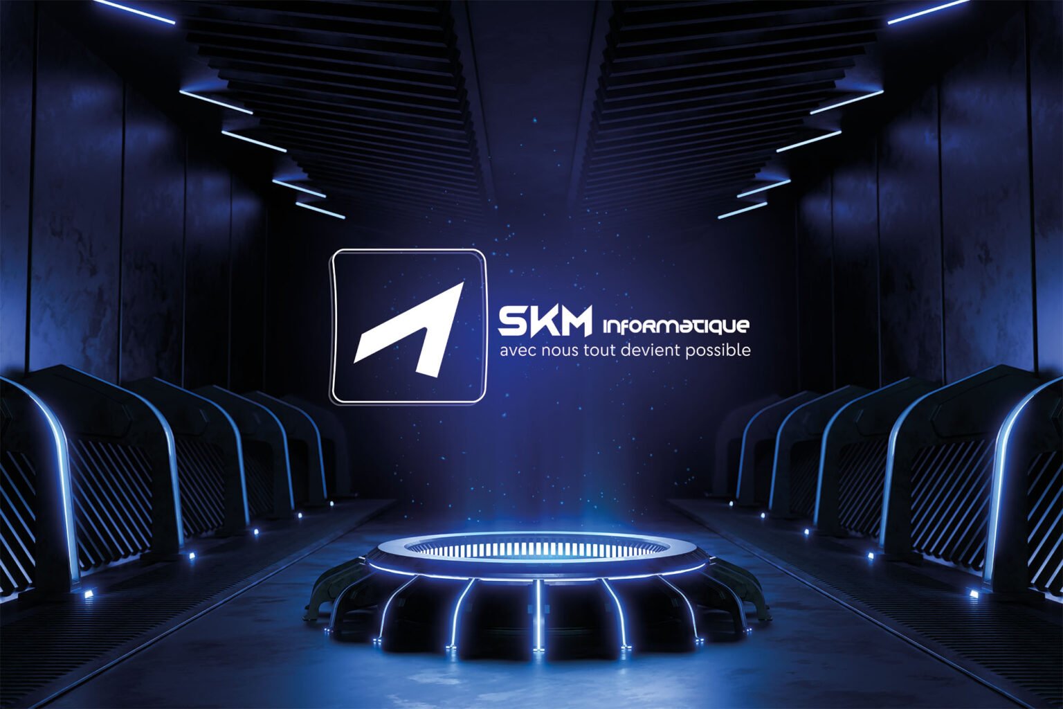 Le logo SKM informatique représente une pointe de flèche dirigée vers la droite et le haut d'un carré à coins arrondis. Il comprend également les mentions "SKM informatique-avec nous tout devient possible". Le logo est présenté ici en version blanche sur le fond sobre d'un décor futuriste qui évoque un piédestal dans pièce sombre et monumentale éclairée par des leds bleues.