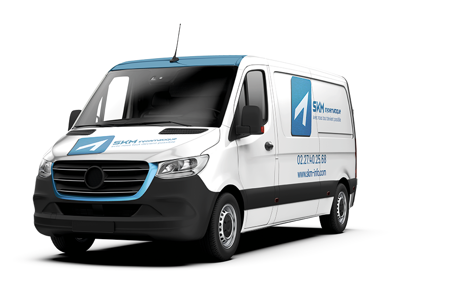Le logo SKM informatique et les coordonnées de l'entreprise apposées sur un véhicule utilitaire dans le respect de la charte graphique de l'entreprise (bleu sur fond blanc)