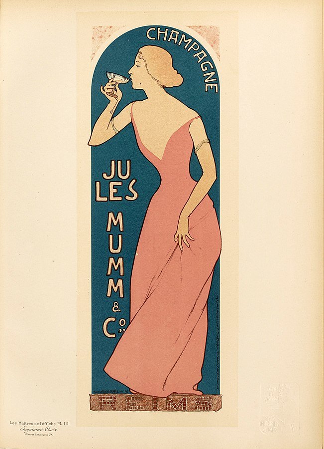 Portrait en pied d'une jeune femme blonde vue de profil, en robe rouge, une coupe de champagne à la main qu'elle porte à ses lèvres. Avec la mention : champagnes Jules Mumm et compagnie. Le modèle se tien sur un piédestal où est inscrit en mosaïque le nom de la ville de Reims.