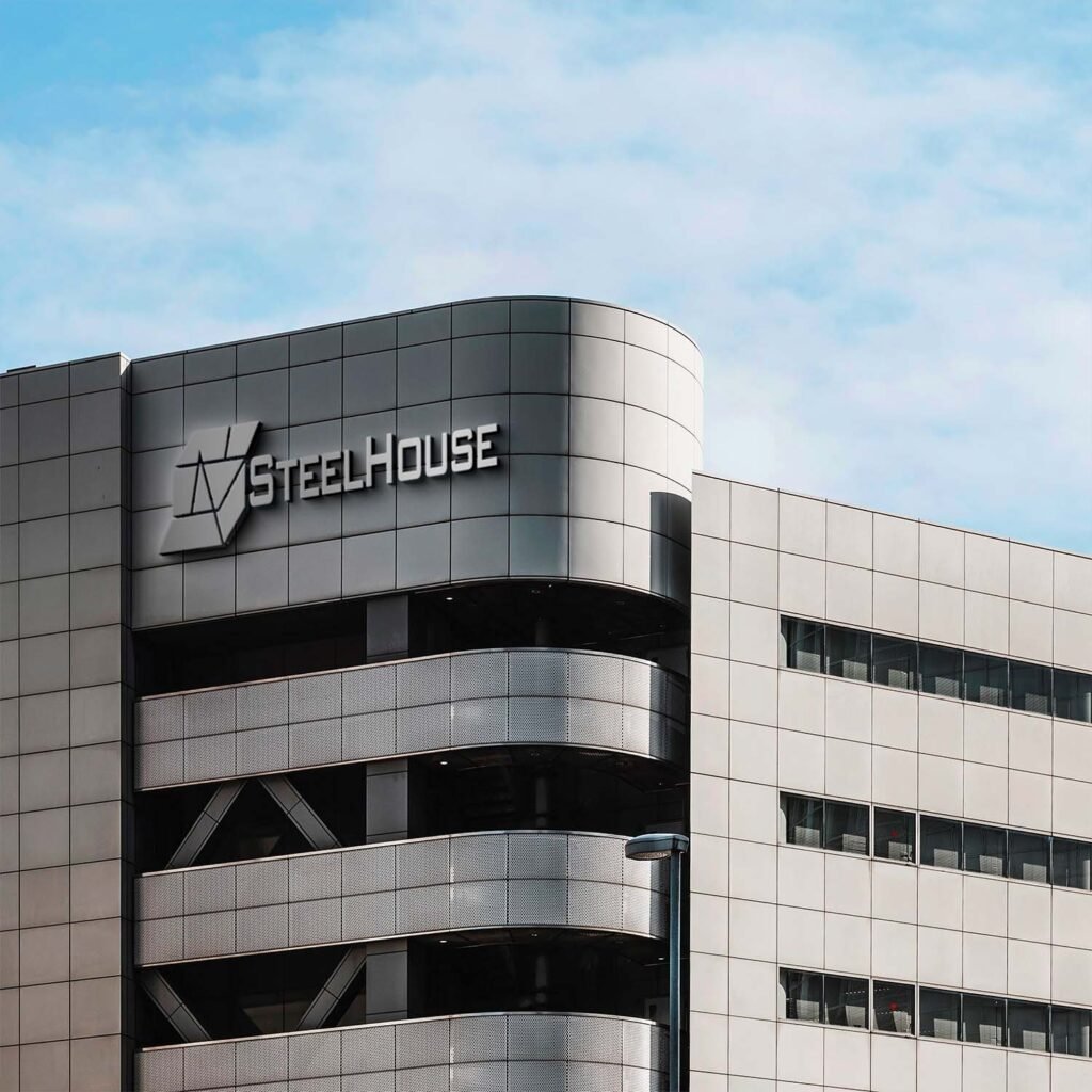 Le logo SteelHouse sous forme monumentale, apposé au sommet d'un immeuble couleur acier