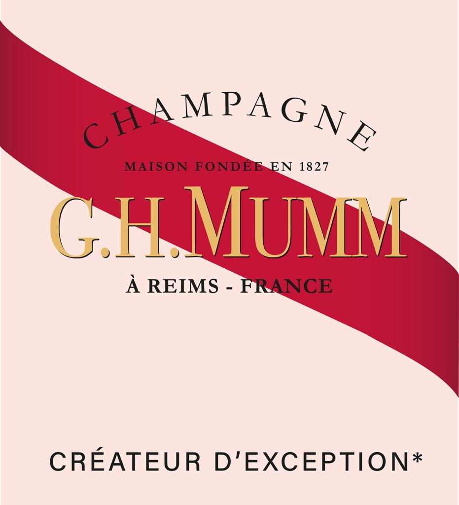 Logotype du champagne Mumm dans sa déclinaison vue sur les étiquettes des bouteilles de la marque, avec un large bandeau rouge en diagonale sur fond rose pale. Mention : Champagne Mumm, maison fondée en 1827, à Reims France. Créateur d'exception.