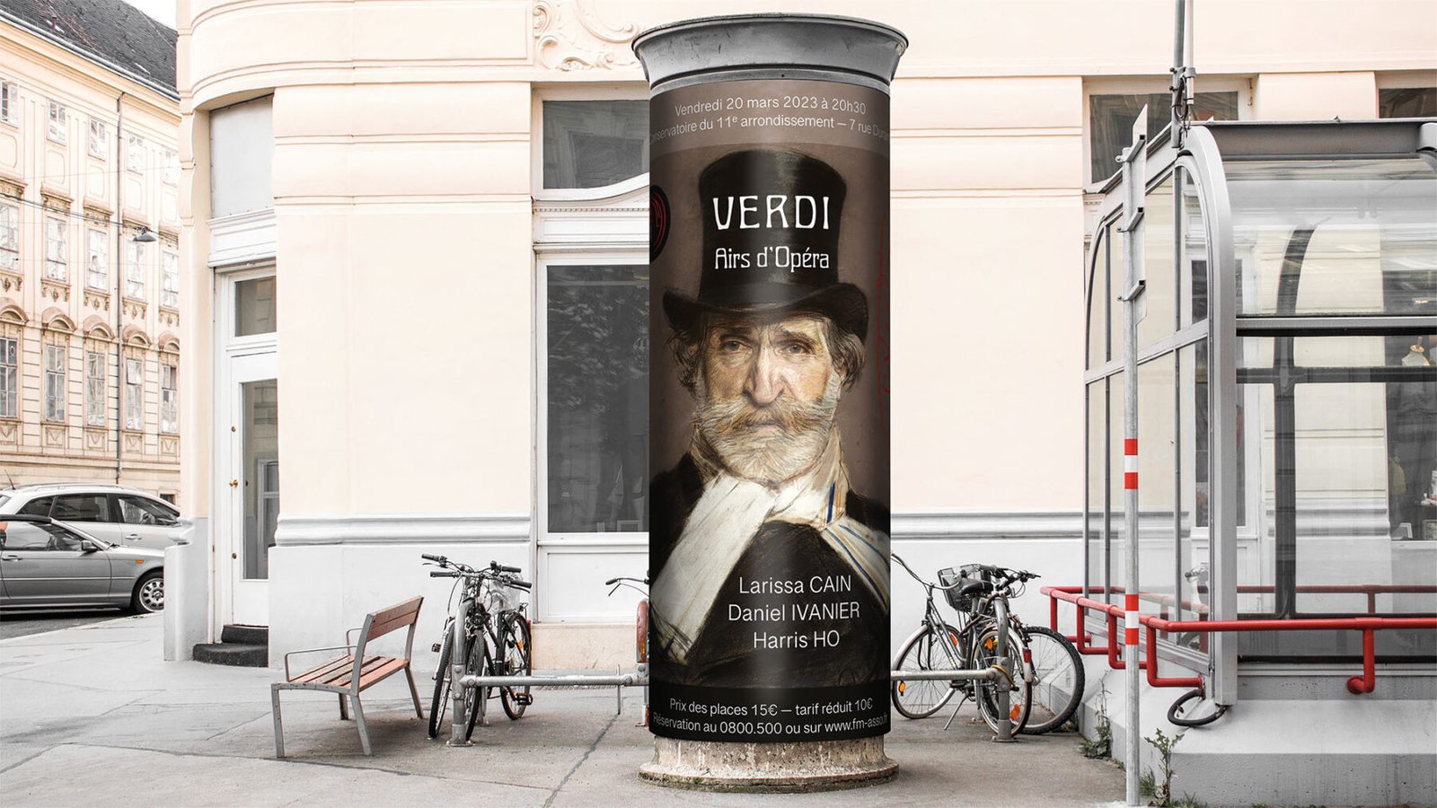 Affiche de concert "Airs d'Opéra" conçue à partir du portrait du compositeur Giuseppe Verdi par Giovanni Boldini, placée sur une colonne d'annonces de spectacles, en pleine rue.
