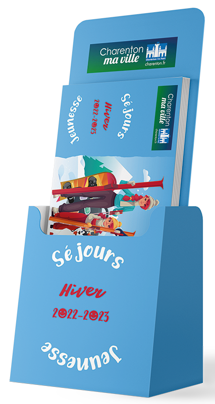 Catalogue de séjours jeunesse Hiver 2022-2023 Mairie de Charenton-le-Pont mis à disposition du public dans un présentoir. Sur la couverture apparait le logo de la mairie et et un dessin montrant des enfants et des jeunes en vacances à la montagne avec skis, surf et chien de traineau. Le présentoir reprend les couleurs du catalogue, le titre et le logo de la mairie.