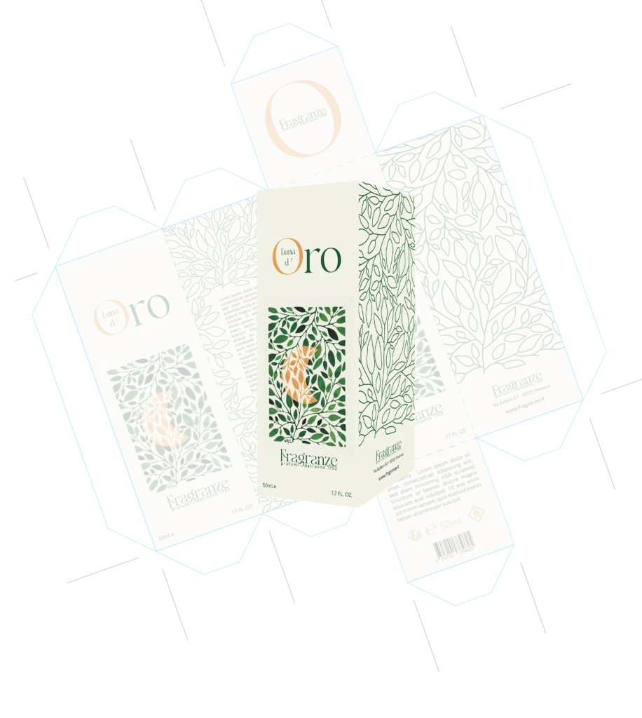 La boite du parfum "Luna d'Oro" est présentée en perspective. Sa couleur dominante est blanc cassé. Sur la face avant, le nom du parfum surmonte le dessin de la lune d'or qui transparait à travers le feuillage. En bas est mentionnée la marque 'Fragranze". En arrière plan, en transparence, le packaging déplié.