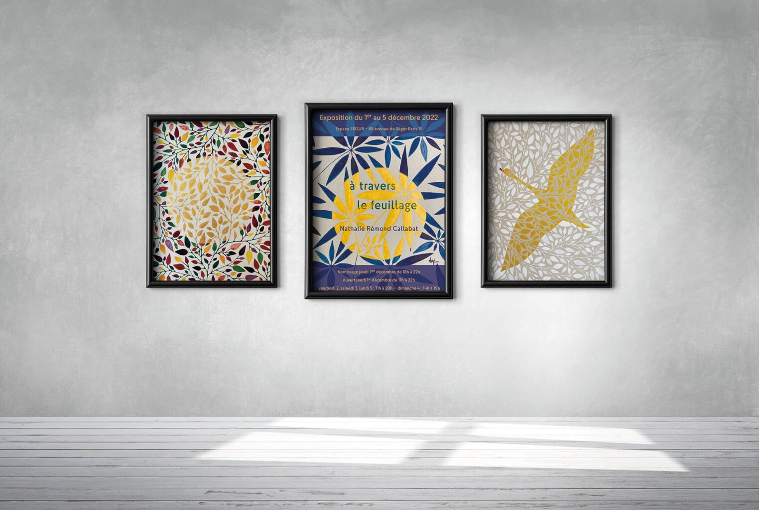 Le flyer de l'exposition Nathalie Rémond Callabat est présenté comme une oeuvre dans une galerie d'art, entouré de deux autres oeuvre de Nathalie Rémond Callabat sur le thème "à travers le feuillage apparaissent illuminés un soleil, une lune, un oiseau"